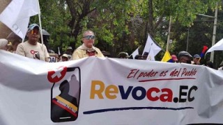 Organizaciones ecuatorianas marchan solicitando la revocatoria de mandato del presidente