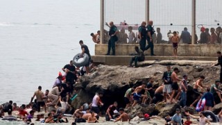 La Legión detiene a grupos de inmigrantes en Ceuta para deportarlos